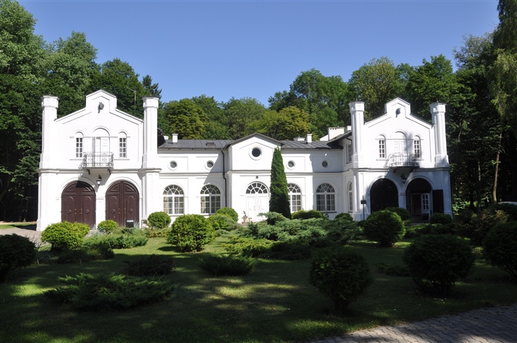 Roskosz Późnoklasycystyczny pałac (1840). Stajnia cugowa (XIX w