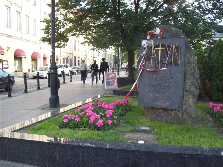 Pomnik Katyński na Placu Zamkowym  w Warszawie  - baspan2050