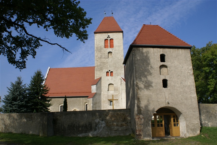 Chotków Kościół Narodzenia Najświętszej Marii Panny . Atrakcje