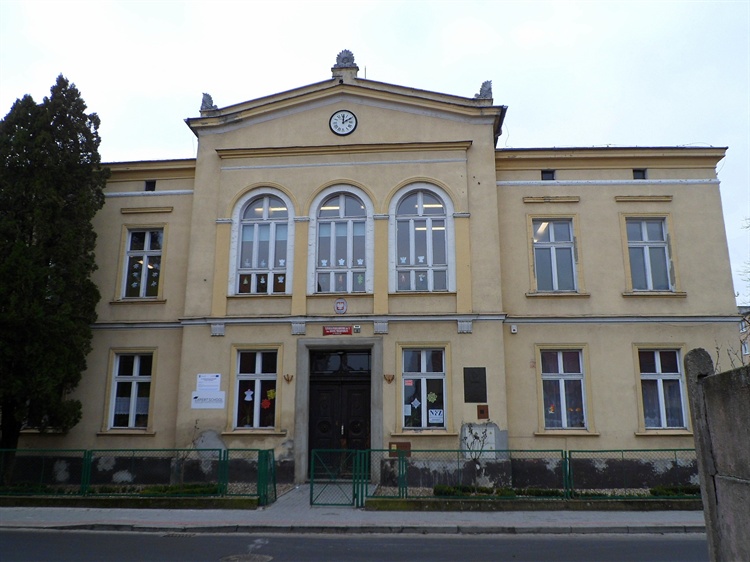 Szkoła Podstawowa Nr 1 Rawicz Rawicz - Szkoła "Pod Zegarem" z 1863 r.. Atrakcje turystyczne Rawicza