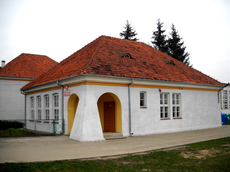 Skotniki Budynek szkoły podstawowej.. Atrakcje turystyczne Skotnik