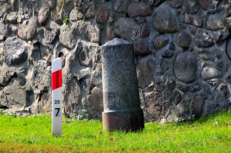 Lutry Kamień milowy. Atrakcje turystyczne Lutry. Ciekawe miejsca Lutry